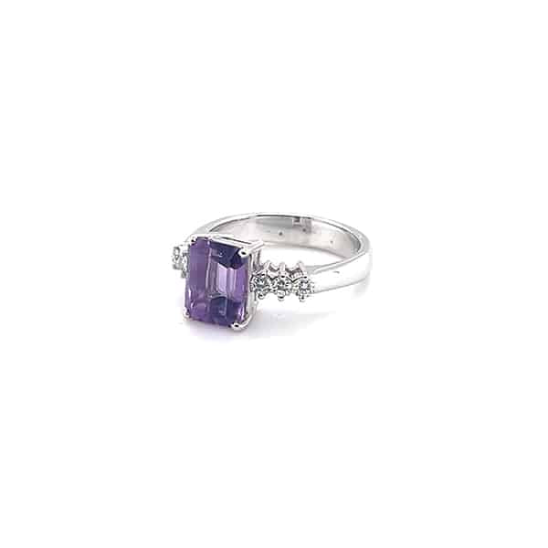 Ring with emerald-cut amethyst and diamonds