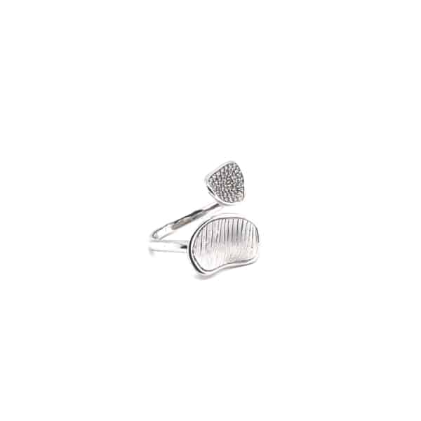 B235AN silver ring with stones