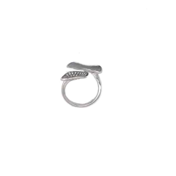 B235AN silver ring with stones
