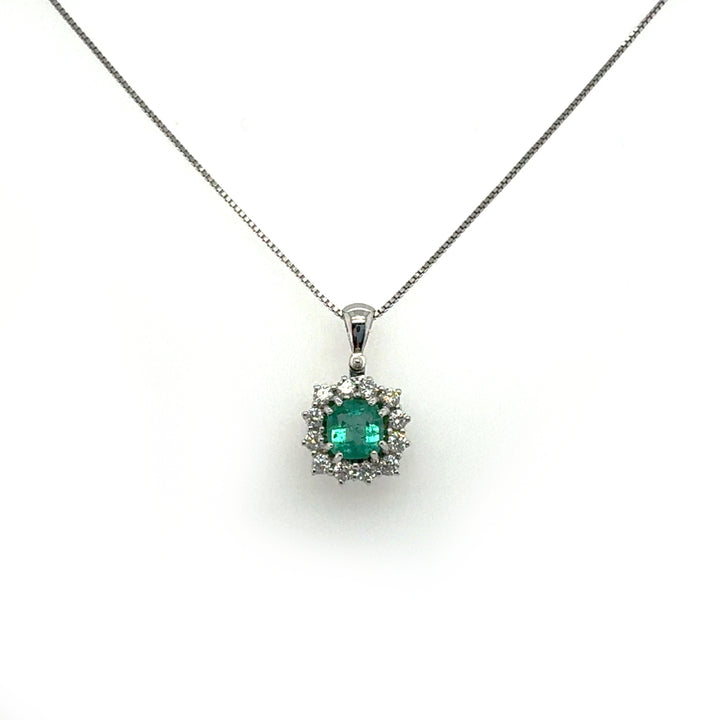 Smeraldo di Windsor: Il Gioiello dell'Eleganza Regale