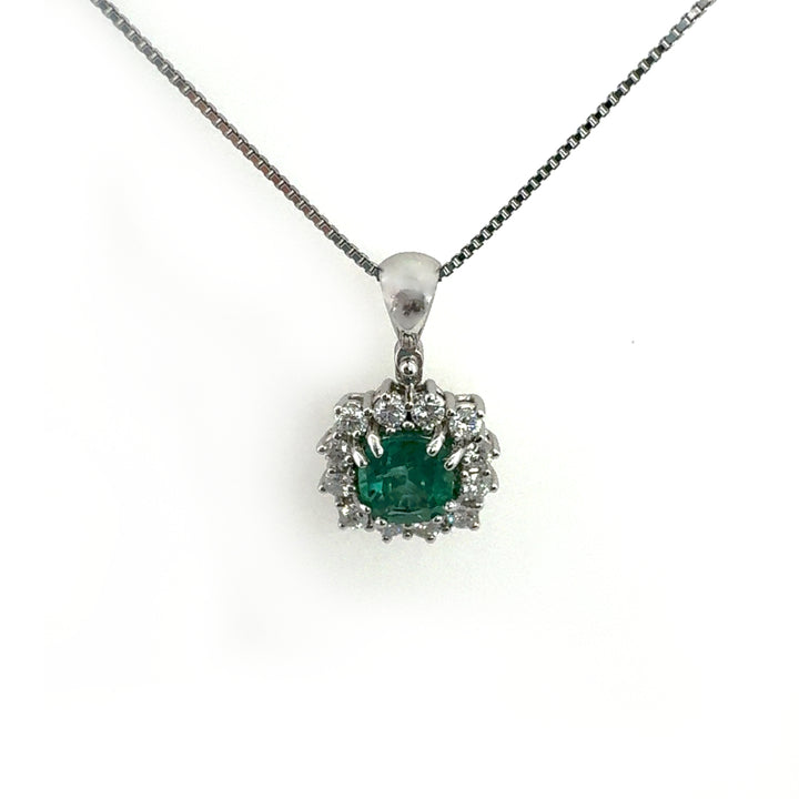 Smeraldo di Windsor: Il Gioiello dell'Eleganza Regale