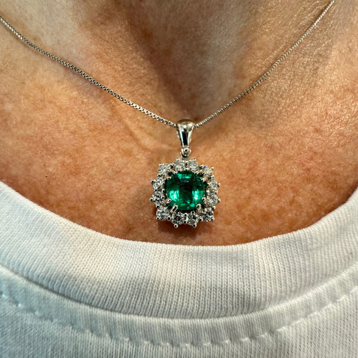 Smeraldo di Windsor: Il Gioiello dell'Eleganza Regale