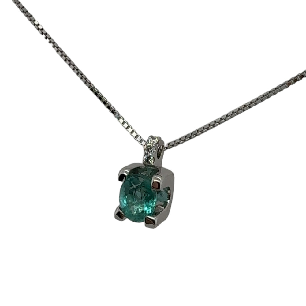 Punto Luce con Smeraldo e Diamanti: Eleganza e Freschezza senza Tempo