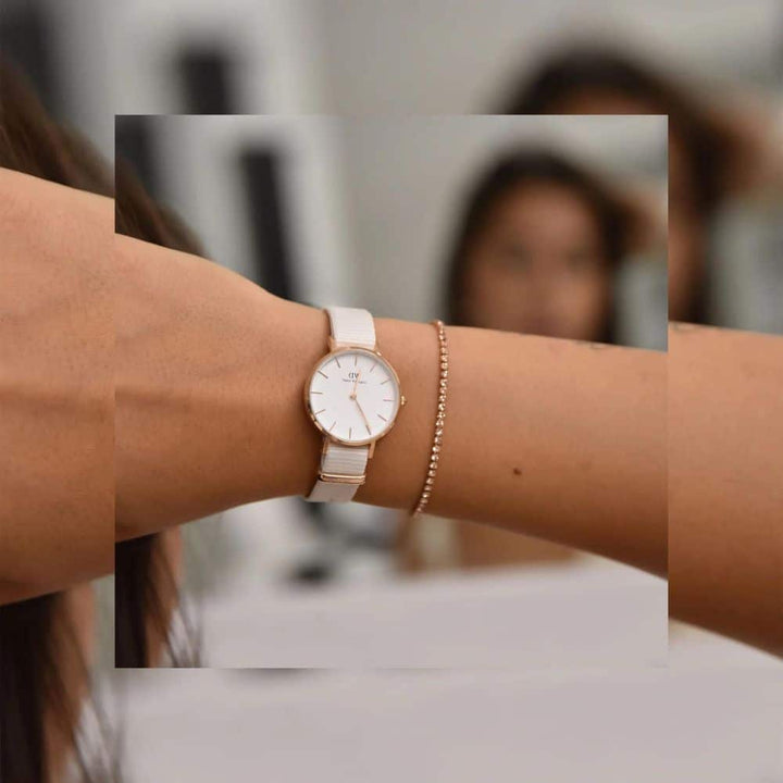 dw00100675 petite chalk nato watch size 28mm pink