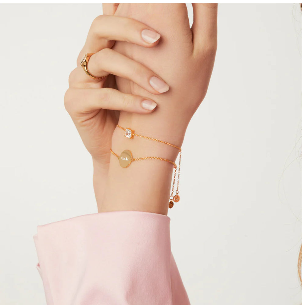 Bracciale realizzato in argento sterling 925 placcato oro 18 carati e superficie lucida.Misure del braccialetto: diametro 14 mm