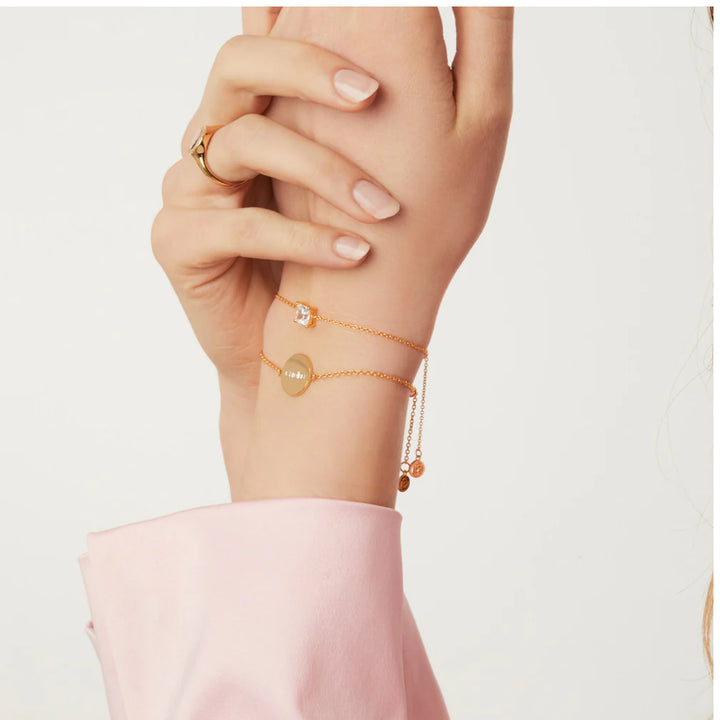 Bracciale realizzato in argento sterling 925 placcato oro 18 carati e superficie lucida.Misure del braccialetto: diametro 14 mm