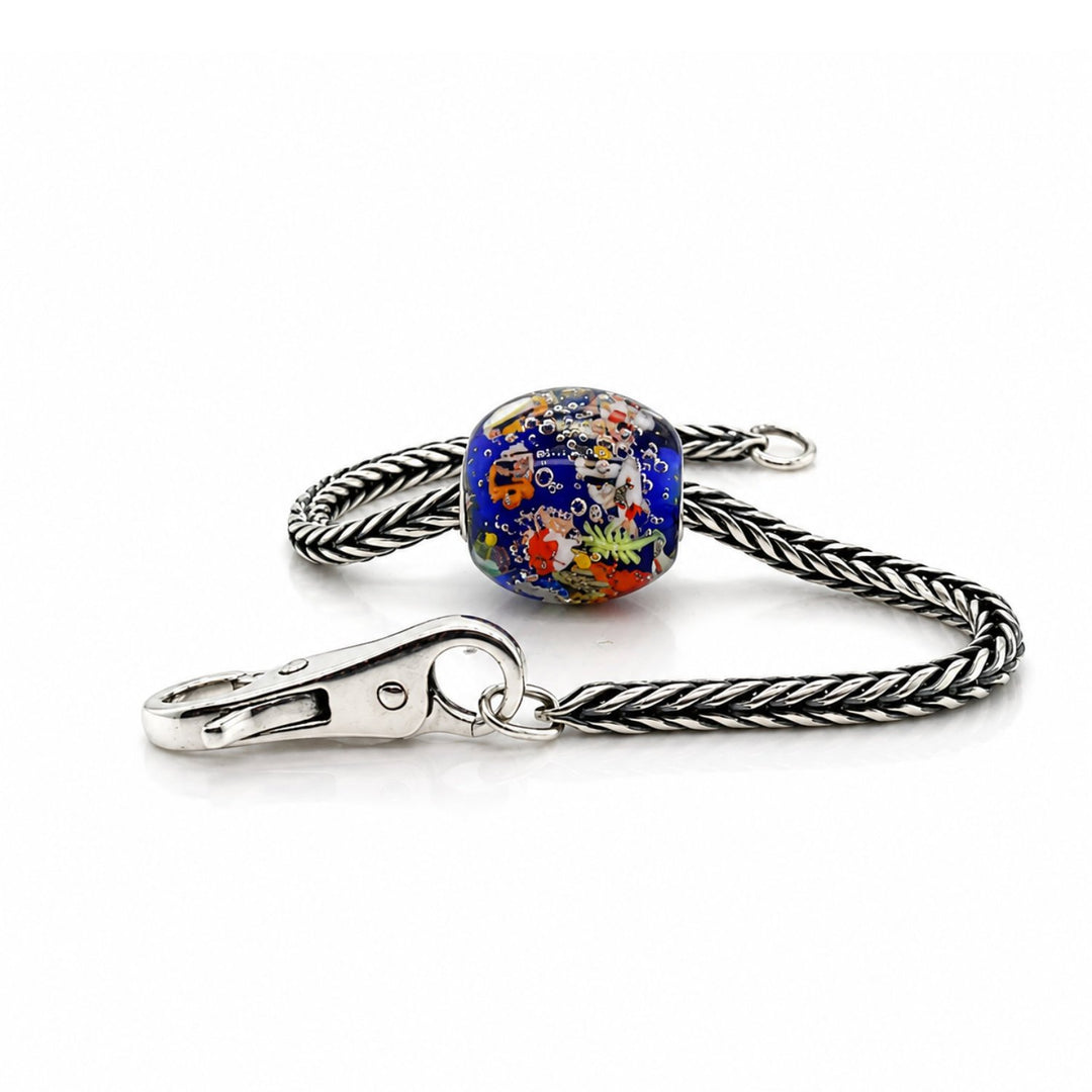 Bracciale in fondo al blu