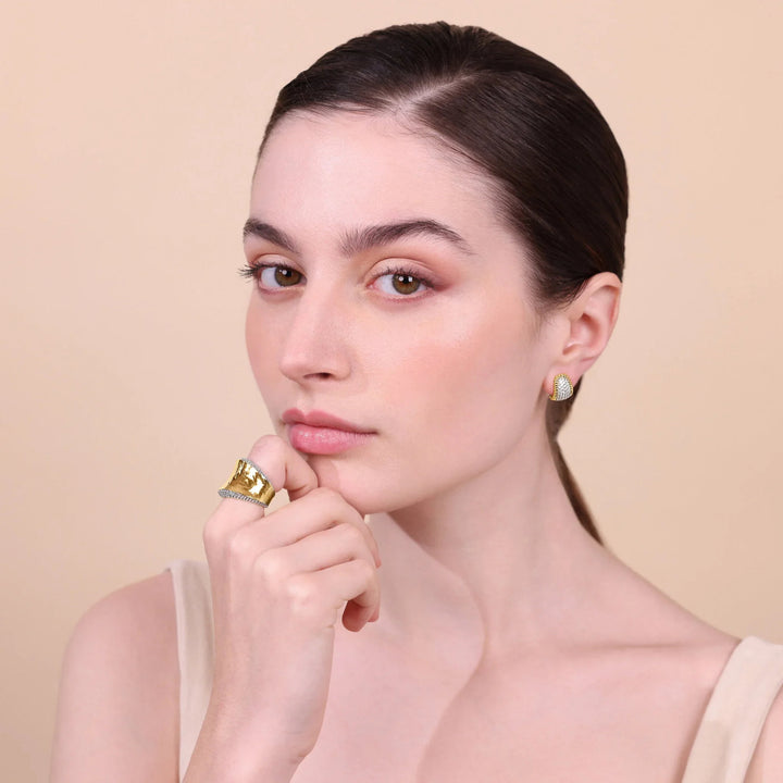 Anello a Fascia Martellato Eclissi Dorata con Pavé di Cubic Zirconia